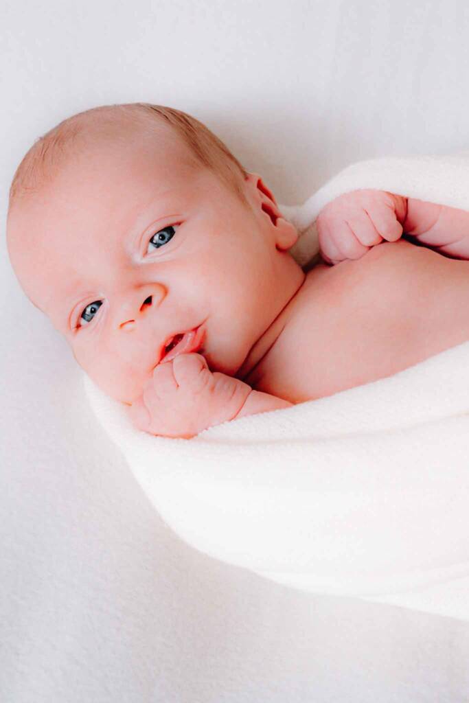 60 Min. Shooting (nur Baby) Cleaner, neutraler Look auf dem Posingtisch inkl. liebevoller Requisiten 6 Bilder feinbearbeitet auswählbar aus einer Galerie mit ca. 50 Bildern, als Download Inkl. Anfahrt & Guide