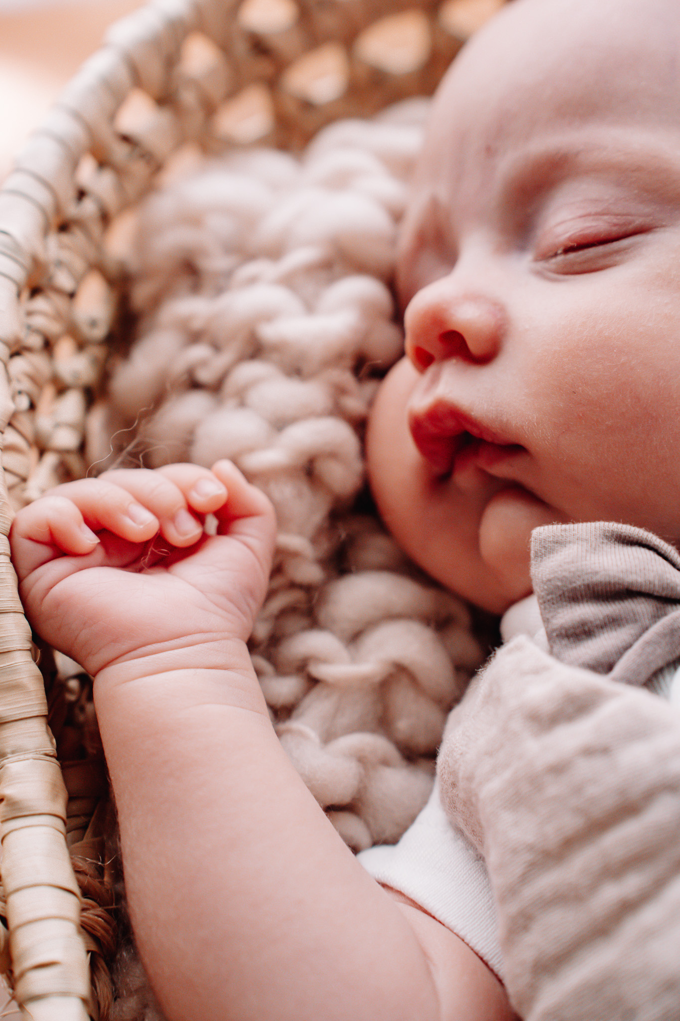 Wer kennt es nicht? Man ersehnt sich die Geburt seines Babys so sehr und dann ist es endlich soweit – das Baby macht sich bereit und will das Licht der Welt erblicken. Die Eltern halten plötzlich das ganze Glück dieser Welt, verpackt in ein paar wenigen Kilos, in ihren Händen.
