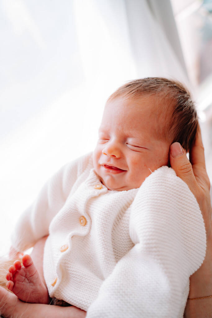60 Min. Shooting (nur Baby) Cleaner, neutraler Look auf dem Posingtisch inkl. liebevoller Requisiten 6 Bilder feinbearbeitet auswählbar aus einer Galerie mit ca. 50 Bildern, als Download Inkl. Anfahrt & Guide