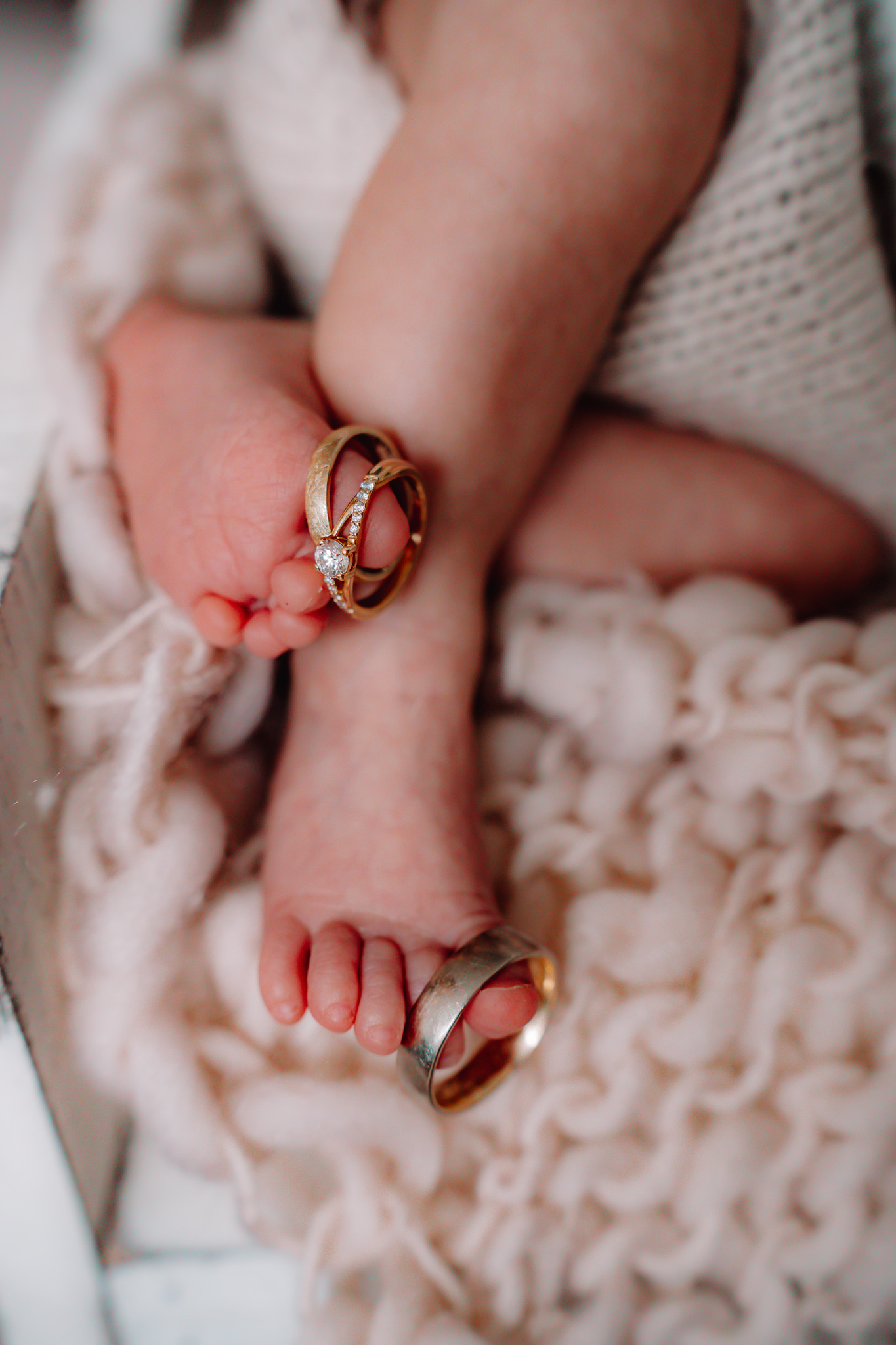 Wer kennt es nicht? Man ersehnt sich die Geburt seines Babys so sehr und dann ist es endlich soweit – das Baby macht sich bereit und will das Licht der Welt erblicken. Die Eltern halten plötzlich das ganze Glück dieser Welt, verpackt in ein paar wenigen Kilos, in ihren Händen.