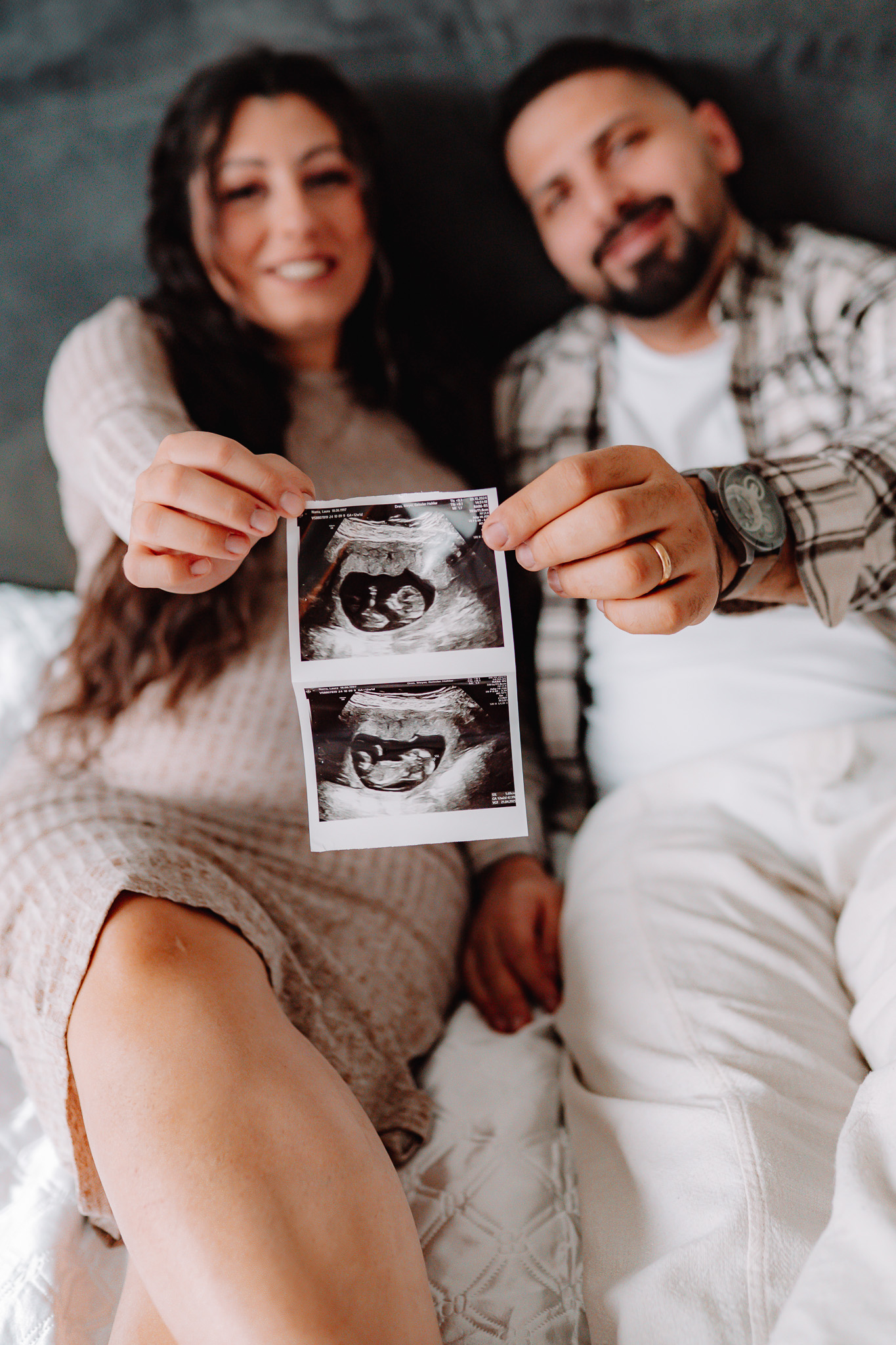 In jedem Babybauch steckt ein ganz besonderes Versprechen das von Liebe Hoffnung und einem neuen Leben
Auf euch wartet eines der größten Abenteuer, und eure Liebe macht sich langsam sichtbar!