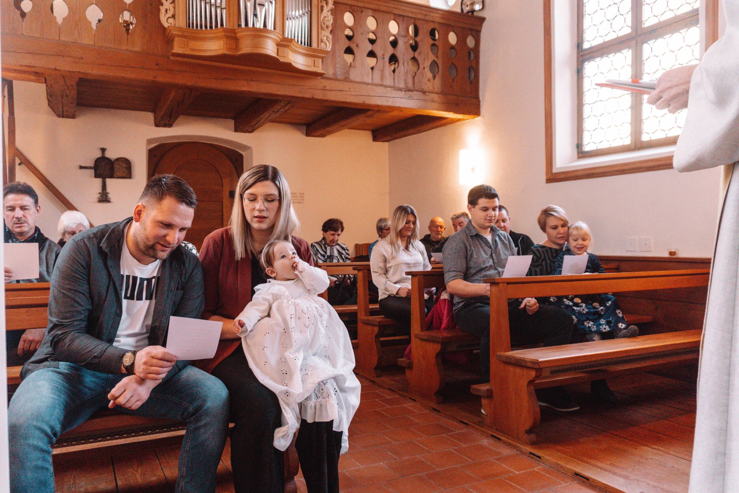 Wer kennt es nicht? Man ersehnt sich die Geburt seines Babys so sehr und dann ist es endlich soweit – das Baby macht sich bereit und will das Licht der Welt erblicken. Die Eltern halten plötzlich das ganze Glück dieser Welt, verpackt in ein paar wenigen Kilos, in ihren Händen.