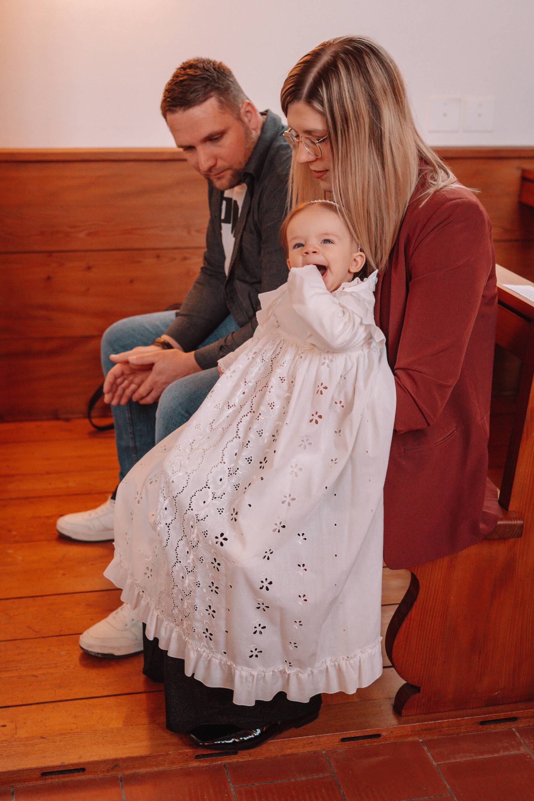 Wer kennt es nicht? Man ersehnt sich die Geburt seines Babys so sehr und dann ist es endlich soweit – das Baby macht sich bereit und will das Licht der Welt erblicken. Die Eltern halten plötzlich das ganze Glück dieser Welt, verpackt in ein paar wenigen Kilos, in ihren Händen.