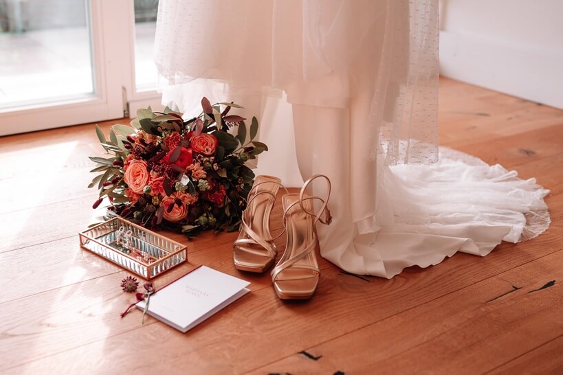 hochzeitsdetails-brautstrauss-schuhe-kleid