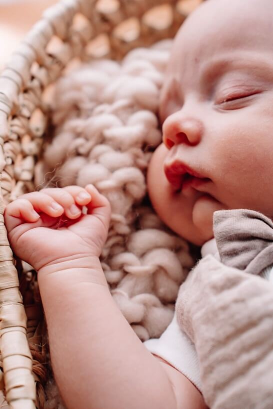 neugeborenenfotoshooting-schlafendes-baby-im-korb