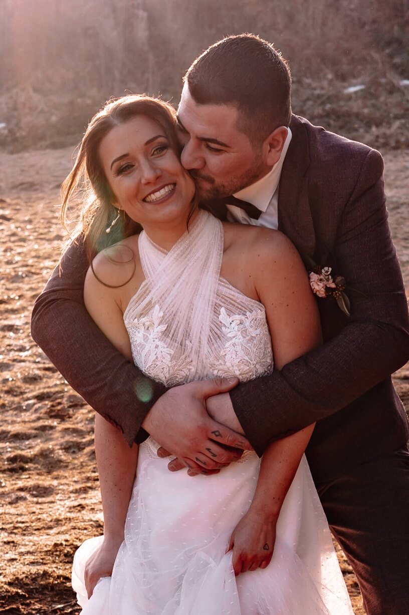 hochzeitspaar-innige-umarmung-golden-hour-moehlin