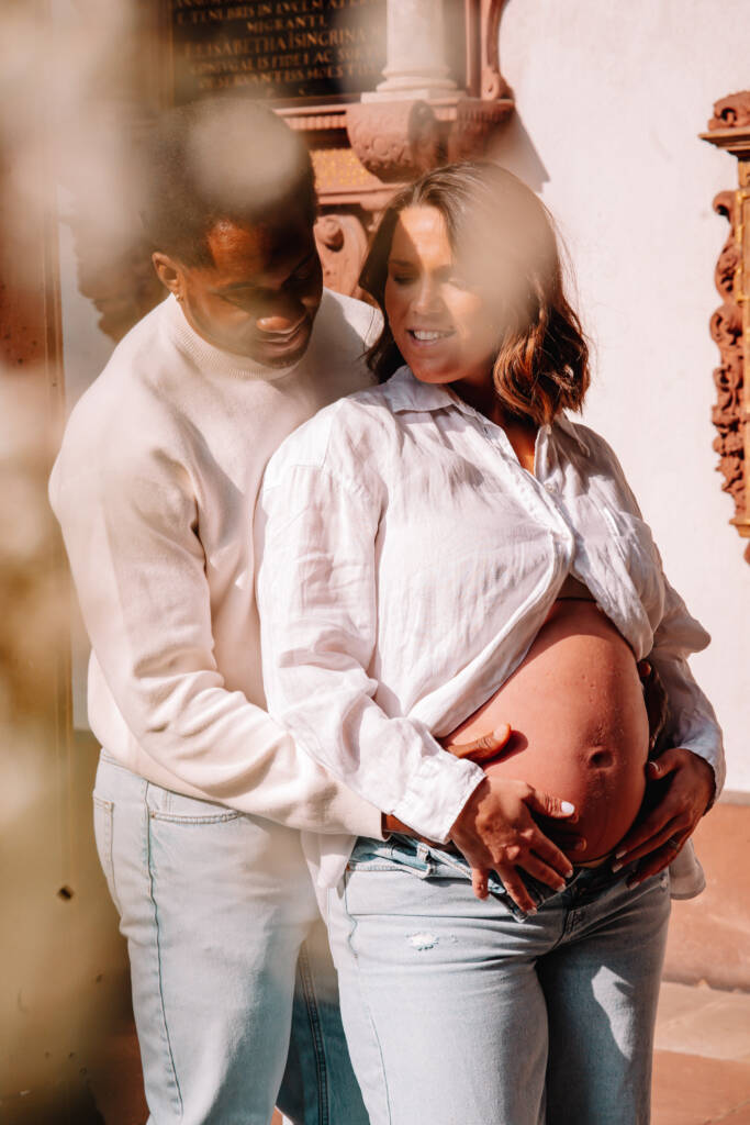 Babybauch Shooting mit Paar in Moehlin im Fricktal – liebevolle Umarmung und warme, natürliche Farben.