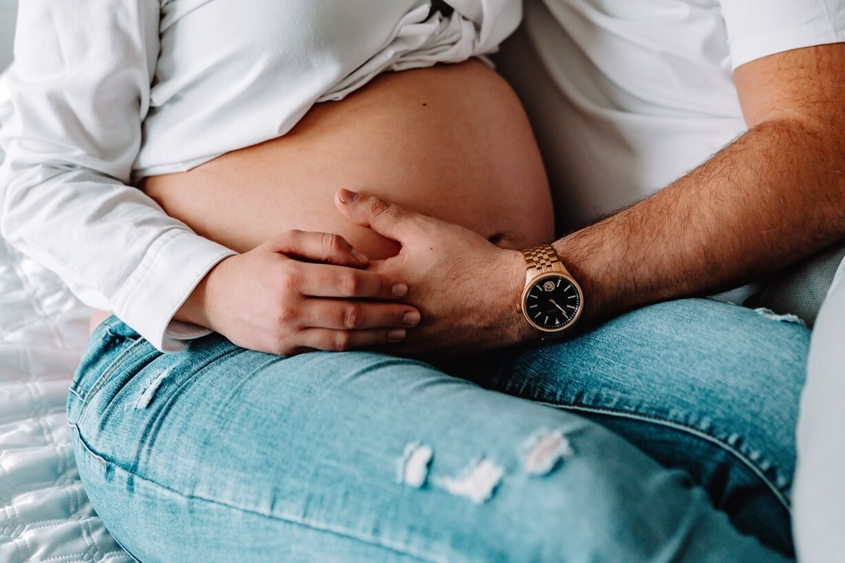 babybauchshooting-haende-auf-bauch-nahaufnahme