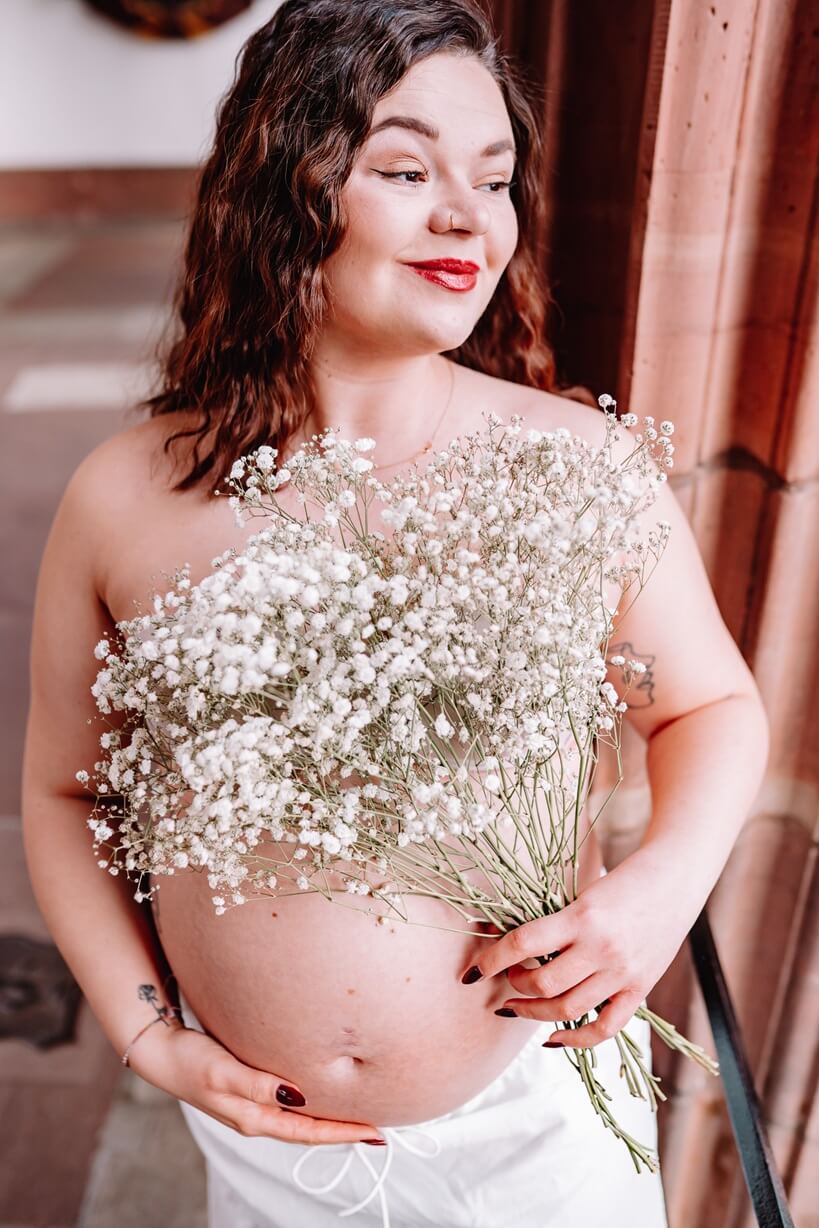 babybauchshooting-mit-blumenstrauss-portrait