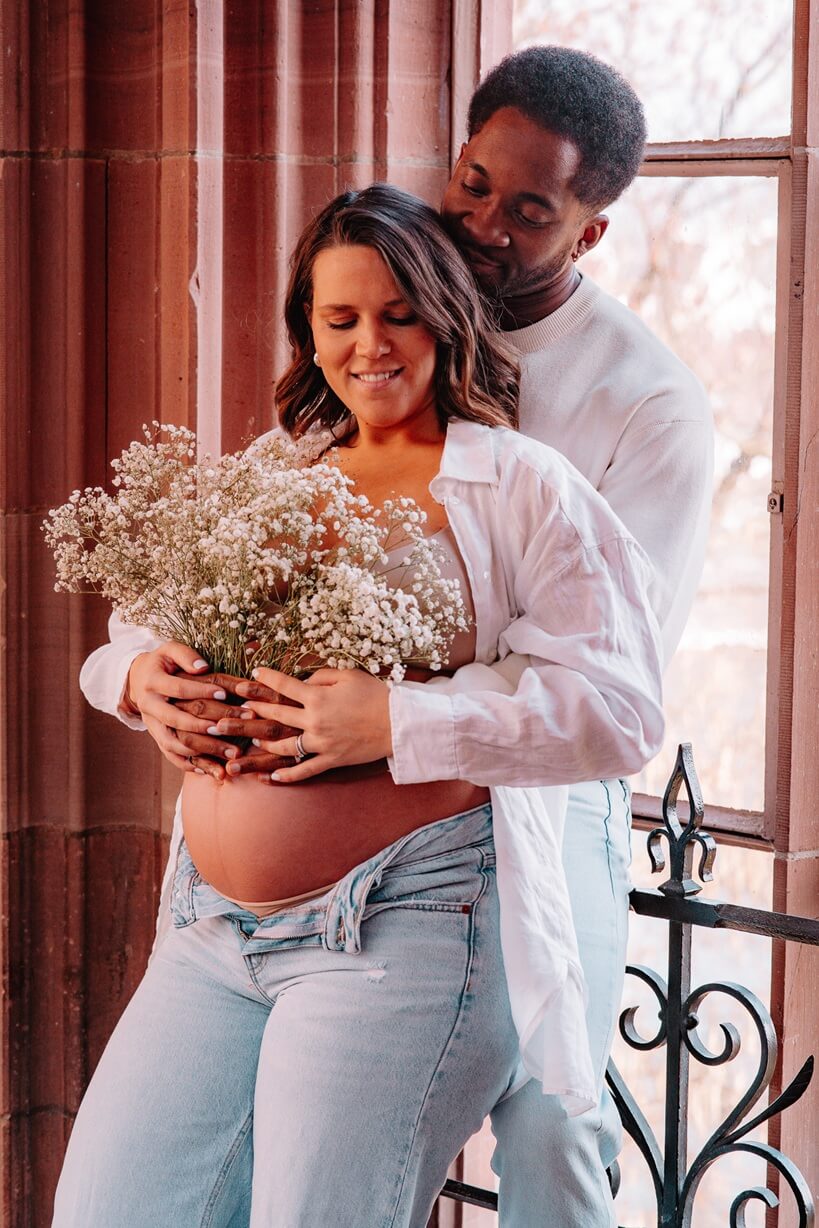 babybauchshooting-paar-mit-blumen-portrait