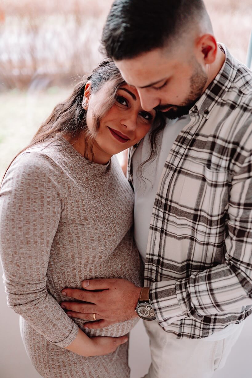 babybauchshooting-paar-umarmung-portrait