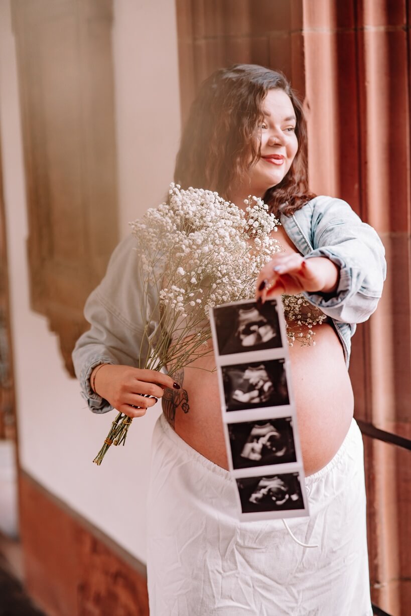 Babybauchshooting mit Ultraschallfoto – Emotionale Schwangerschaftsfotografie im Aargau