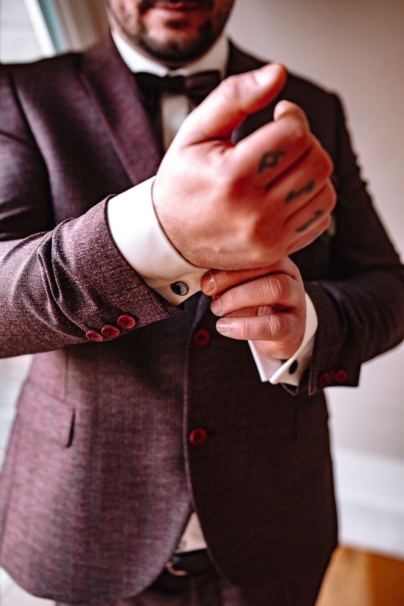 braeutigam-vorbereitungen-manschettenknoepfe-hochzeit-aargau