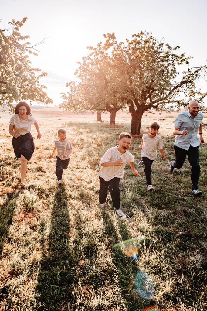 Familienshooting im Aargau – lebendige Momente in der Abendsonne