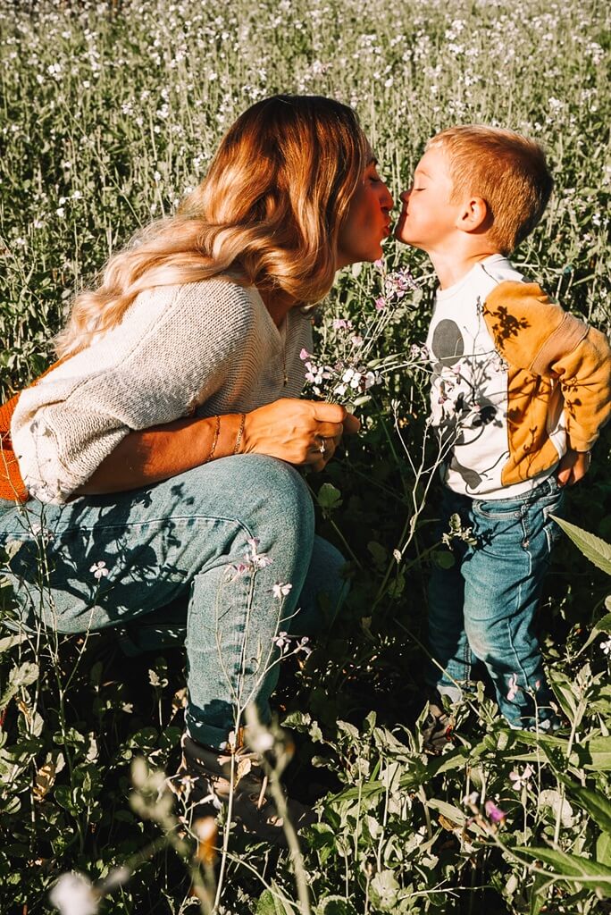 Mama und Sohn im Blumenfeld – Familienshooting Aargau / Fricktal
