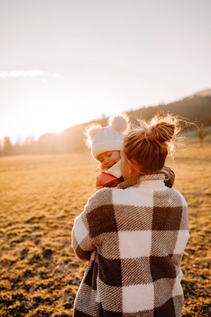 Familienshooting im Abendlicht – Mama mit Kind im Aargau