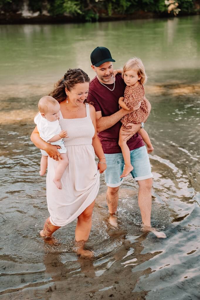 Familienshooting am Rhein – natürliche Familienmomente im Fricktal