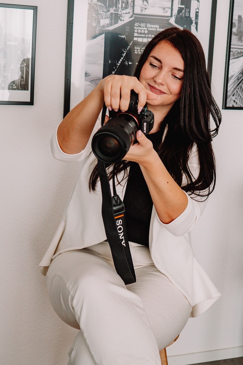 Fabienne – Fotografin aus dem Fricktal bei der Arbeit mit ihrer Kamera, spezialisiert auf Babybauch-, Neugeborenen- und Familienfotografie in Möhlin, Rheinfelden und Umgebung