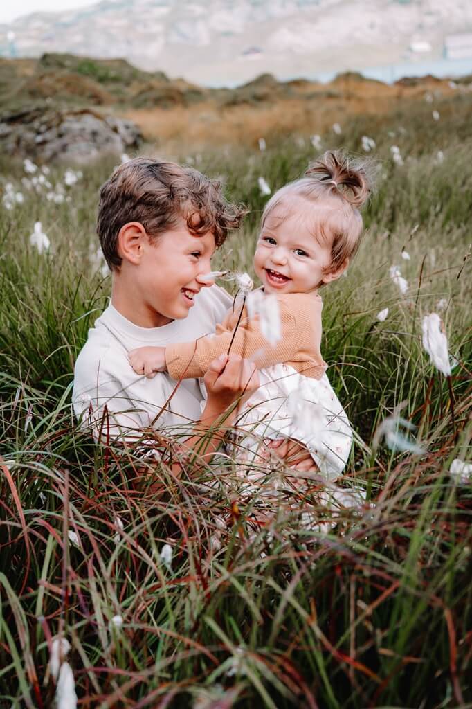 Geschwistershooting in der Wiese – Aargau & Fricktal