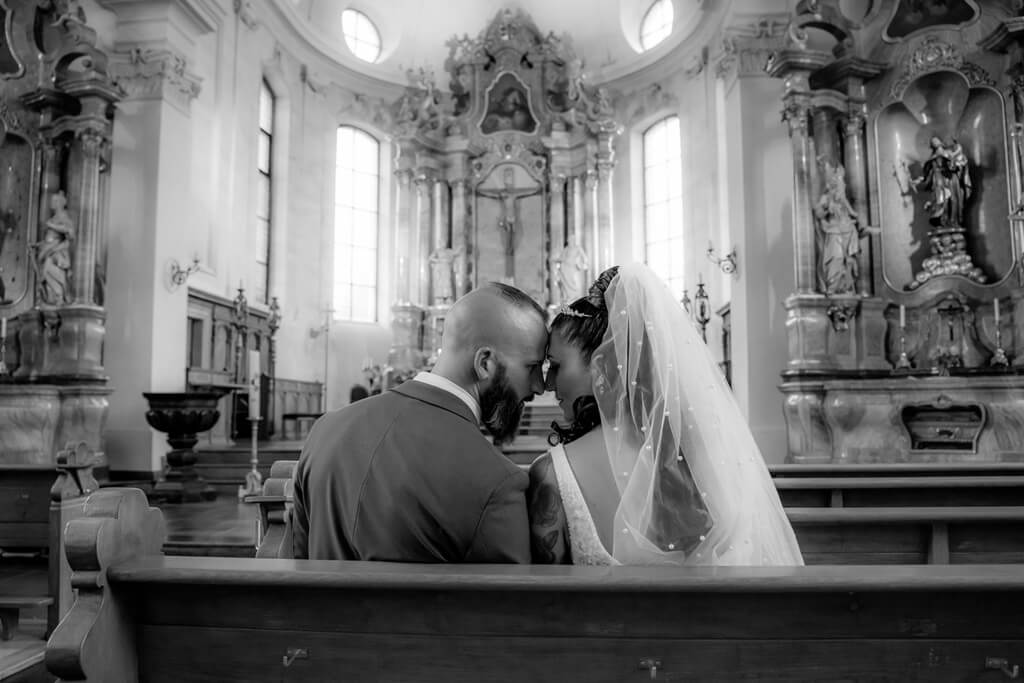 hochzeitsfoto-brautpaar-kirche-romantischer-moment