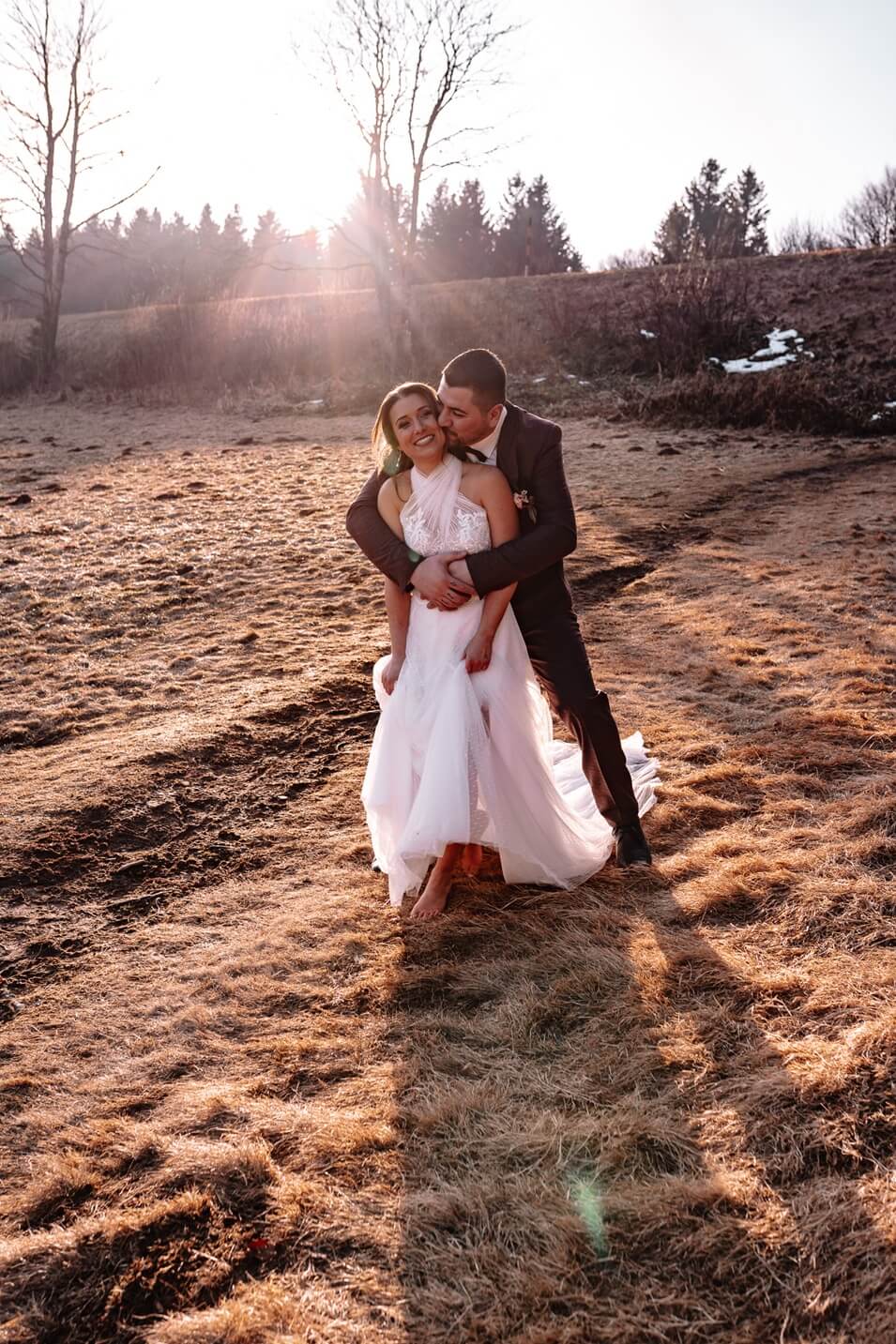 hochzeitspaar-golden-hour-umarmung-outdoor