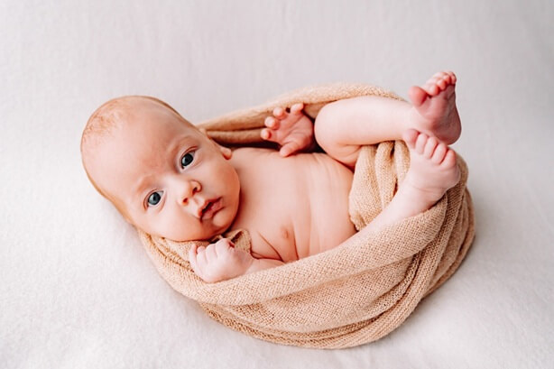 neugeborenen shooting rheinfelden baby eingewickelt im wrap