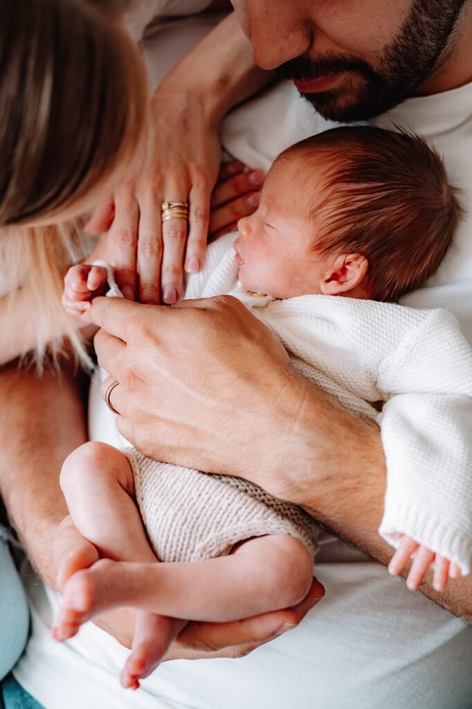 Neugeborenes in den Armen der Eltern – Newborn Fotografie im Fricktal