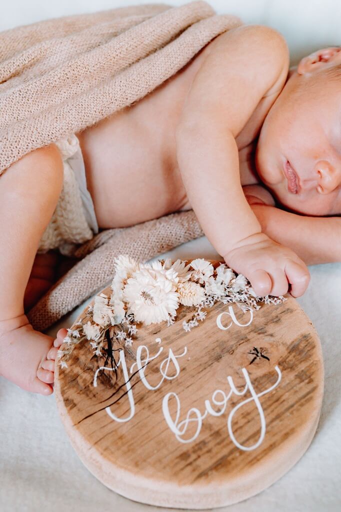 Newborn Shooting – It’s a boy Holzschild